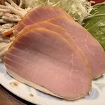 クイーンズ伊勢丹 - 三田屋本店のロースハム、野菜類とともに食卓にて