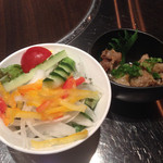 大淀河畔 みやちく - H27.5
      鉄皿ステーキランチのサラダと小鉢です。