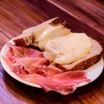 TAVERNA UOKIN - すみのえのつぶ塩パンと生ハムのラクレットチーズがけ