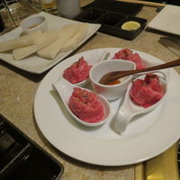焼肉 銀座コバウ 特別室 - 鳥取県 田村さんの30ヶ月リブロースの炙りユッケ パンを添えて1