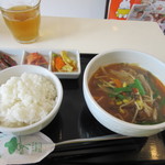 三味食品 - テールスープにはご飯とキムチが付いて７００円です。
            