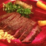 獨楽 - 紅い皿に肉