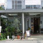 カフェ サクラ - 店前に緑が沢山。