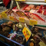 あだん - 鮮魚店の風景。手前右下が夜光貝