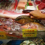 あだん - 鮮魚店の風景。左に写っているのがグルクン（たかさご）