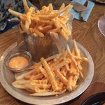 BANK BOOK BAR - こぼれフライドポテトのチェダーチーズがけ(¥680)