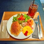 KOGUMA TERRACE - ほうれん草ときのこのホットプレスサンドプレートとウーロン茶