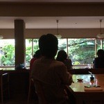 カウンター席は庭を見ながら過ごせます・・・