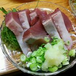 Sakedokoro Kakuei - 鰹タタキ、にんにく風味。