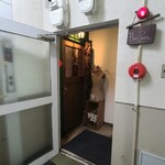 バーと喫茶 リベルテ - 広島電鉄胡町電停から徒歩2分の「バーと喫茶 リベルテ」さん
2014年開業、店主さんのワンオペ
階段を上がって2階に到着するとガラス張りの開き扉の向こうに木製の個性的な開き扉、隠れ家らしい佇まい