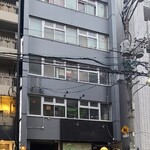 バーと喫茶 リベルテ - 広島電鉄胡町電停から徒歩2分の「バーと喫茶 リベルテ」さん
2014年開業、店主さんのワンオペ。
外観は濃紺色のビル2階にあります