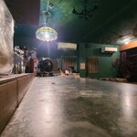 バーと喫茶 リベルテ - 店内は緑色の天井、牛頭骨や絵画などが飾られた緑色の壁、緑色の土間コンクリートの床、無国籍な雰囲気の漂う空間、BGMは洋楽&邦楽
お席はカウンター4席、テーブル4席×1席の合計8席