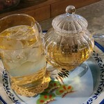 バーと喫茶 リベルテ - お飲み物①ICE薔薇花茶【中国茶/玫瑰茶、浜茄子〖ハマナス〗の蕾を使用】(税込500円) 
西洋の本当の薔薇ほど香りは強くなく、ハーブティみたいな穏やかな薫り、ゆったりと寛ぎの気分に浸れます