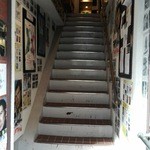Shinema No Vechento - ゲートをくぐって階段を上るとそこが店内です階段わきの壁には映画のポスターやスチールがびっしり貼られています。