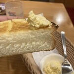 コメダ珈琲店 - 料理写真:想像より分厚いトースト