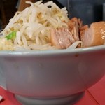 ラーメン二郎 - 普通盛り（700円）をニンニク、野菜コールで❢
