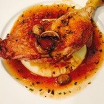 シェ・トト - メインの骨付き鶏モモ肉。パリパリ、ジューシーで美味しかった〜ソースは、キノコのソースです。