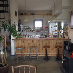 キキ カフェ - 店内は少しシックなナチュラルテイストです。
