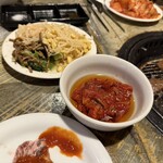 元氣七輪焼肉 牛繁 - ナムル盛り合わせも大盛り
