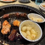 元氣七輪焼肉 牛繁 - ホルモン盛り合わせも全然美味しい。　レバーも分厚くてゴマ油塩もちゃんとオーダーできます！