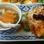 バーンスコータイ - スープとサラダ