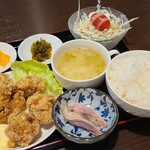揚州・宴 - 日替り定食(税込880円)
①鶏肉唐揚げ【5個】、萵苣&CUT檸檬&マヨネーズ添え②蒸し鶏胸肉③野菜サラダ(千切り甘藍&ミニ蕃加)④白ご飯⑤豆腐入り中華スープ⑥お漬け物(沢庵)⑦お漬け物(高菜)