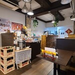 揚州・宴 - 店内は剥き出しの白い天井、木梁、中華らしいタペストリー&中華らしいポスターが貼られた白壁、石タイル貼り柱、焦茶色の木板張り床、ライトな中華ぽさのある空間、BGMは中華POP