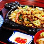 らーめん大和 - ホルモン焼き定食980円、ボリュームたっぷり！