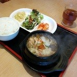 Kankoku Kateiryourito Yakinikuno Mise Chingu - 牛煮込み定食ランチ(800円)。塩味でさっぱりといけます。はじめはちょっと薄味かなっと思ったけど、ちょうど良い塩梅でした。肉も野菜も摂れて、午後もガンバレそうな気になる逸品でした。