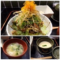 博多割烹 水音 川端店 - お味を付けて炒めた牛肉の上にタップリのお野菜がのせられています。高級な牛丼の印象だとか。
                    茶碗蒸しも普通に美味しいそうです。