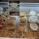 だいず村 - ざるあげの陳列棚