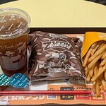 ゼッテリア - 料理写真:ZETTERIA 東京オペラシティ店 @初台 絶品月見バーガーセット 包装形態 アプリの50円引きクーポン利用で税込940円 ドリンクはアイスティーを選んで 包装形態