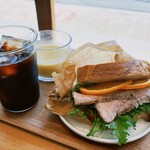 HOCCH gallery and book cafe - 自家製ローストビーフのカンパーニュサンド