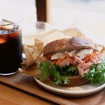 HOCCH gallery and book cafe - 生ハムとクリームチーズのカンパーニュサンド
