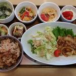 カフェレストりん - 2015･5･15･午餐。
      炒薑汁肉片。四季豆炒豆皮。蕃茄炒蛋。涼豆腐。甜点。油飯。
      豚肉の生姜焼。三度豆の揚げ炒め。トマトの玉子とじ。冷奴。デザート。台湾風まぜご飯。