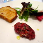 ラ・サンテ - 生肉（モモ肉）のタルタル　羊の脂を練り込んだトースト添え