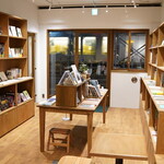 HOCCH gallery and book cafe - 書店併設です