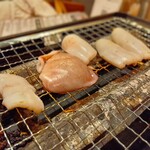 青森 帆立家 - ハサミで切ります