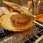 青森 帆立家 - 貝が開いたので裏がえす