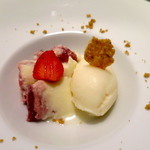 ラ・サンテ - イチゴの塩プリンと喜茂別 牧場タカラのしあわせな牛のミルクの練乳のアイスクリーム
      