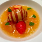 ラ・サンテ - グレープフルーツと日向夏とイチゴのスープ 焼きメレンゲのアイスクリーム添え