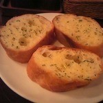 最後まで味わうには必須のガーリックトースト