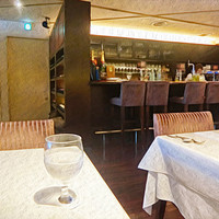 IL PINOLO 銀座 - 店内はかなりいい感じ！　ソファーもベロアの生地で高級感あり☆