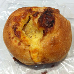 パンやきどころ RIKI - カラメルオニオンとベーコン ¥190+税