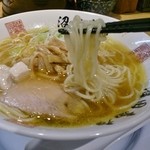 オープン当初の平打ちから中細麺に変わっています。