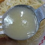 Sugakiya - スープは、特製ラードによるコクあり。通常の雑味が消されマイルド！