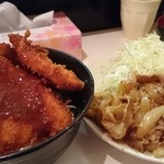 キッチン政 - ハンバーグと豚バラ味噌焼き定食とチキンソースカツ丼