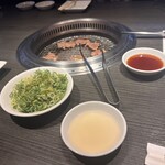 あぶりや - 料理写真:ネギがもりもり! 牛タンに巻き巻きする。