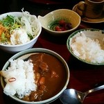 京いぶき - おかわりは、カレー・サラダ・梅干・漬物・珈琲等々食べ放題