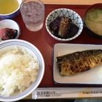 神戸摩耶食堂 - 焼き魚に揚げ浸しごはん(中)と味噌汁に梅干